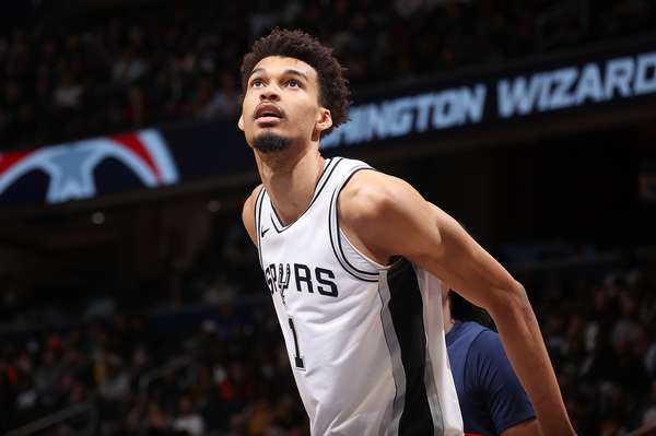 前NBA球员斯卡拉布莱恩:健康文班亚马将助马刺冲击西决 前NBA球员斯卡拉布莱恩:健康文班亚马将助马刺冲击西决