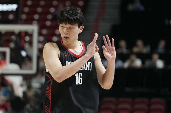 杨瀚森NBA首秀遇挑战 低位单打未果显青涩 杨瀚森NBA首秀遇挑战 低位单打未果显青涩
