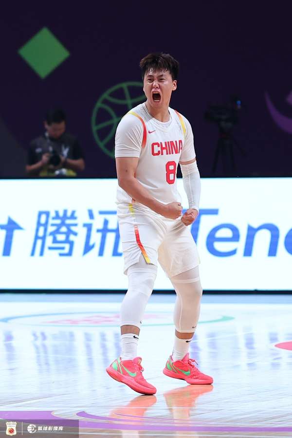 赵睿:年轻队长肩负传帮带 团队氛围助男篮拼搏至最后一刻 赵睿:年轻队长肩负传帮带 团队氛围助男篮拼搏至最后一刻