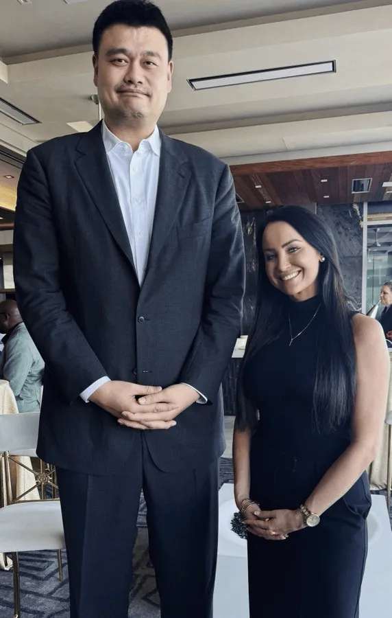 姚明重返丰田中心观战 火箭跟队记者独家专访即将发布