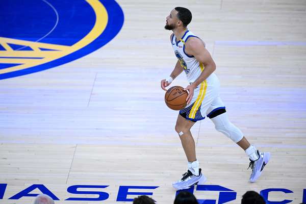 库里半场手感冰凉仅得7分 勇士暂落后快船3分