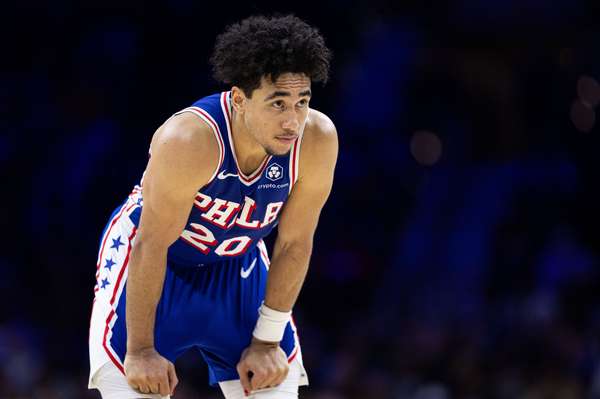 拇指韧带撕裂恢复顺利！76人新星麦凯恩已恢复投篮训练