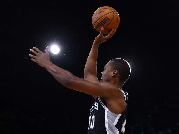 巴恩斯半场三分雨浇灭火箭反扑 马刺1分优势进入更衣室