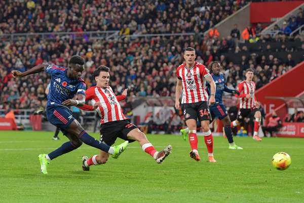 枪手遭绝平仍领跑英超 伤病潮下展现冠军韧性