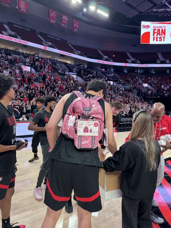 NBA新秀必修课：从搬运工到表演者，解析联盟独特的菜鸟文化