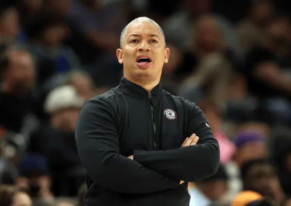 快船末节战术调整遭质疑 记者直指卢指导暂停使用不当