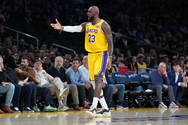 传奇也有失落时！詹姆斯无缘全明星首发引热议，乔丹往事被重提