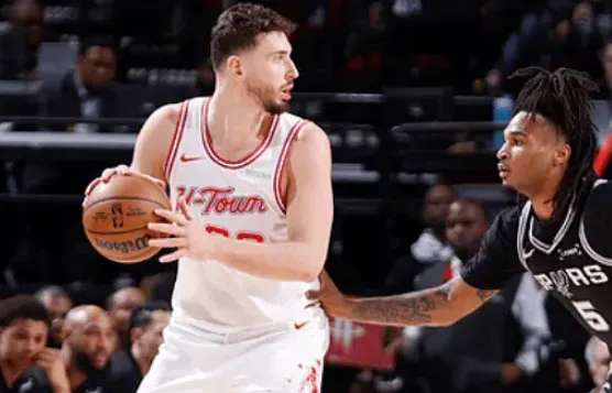 申京带伤苦战36分钟 脚踝冰敷画面曝光 本人回应伤情无碍