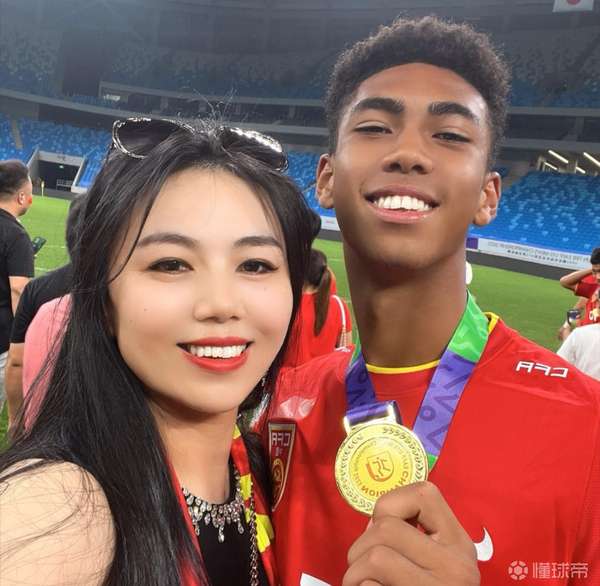 张洪福母亲动情致谢恒大足校：羊城砺剑十载 辽沈扬帆启新程