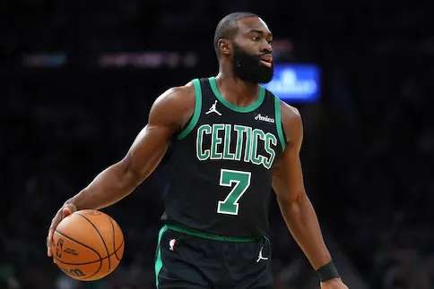 塔图姆缺阵绿军反杀出重围 布朗扛大旗带队狂揽39胜